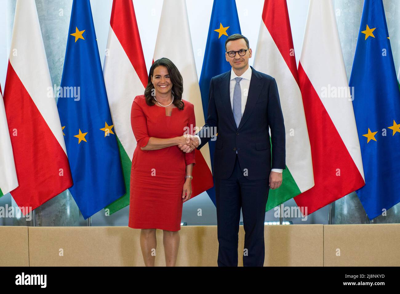 Katalin Novák e Mateusz Morawiecki scuotono le mani prima dell'incontro. Il presidente ungherese Katalin Novák visita la Polonia. Questa è la prima visita straniera del nuovo presidente ungherese. È stata eletta dal parlamento ungherese a marzo, sostituendo Janosz Ader in questa posizione. Dopo aver visitato il presidente polacco, Katalin Novák ha incontrato Mateusz Morawiecki, primo ministro polacco. Uno dei temi della riunione è stato il contrasto tra l'UE e la Russia in relazione alla guerra in Ucraina. (Foto di Attila Husejnow/SOPA Images/Sipa USA) Foto Stock