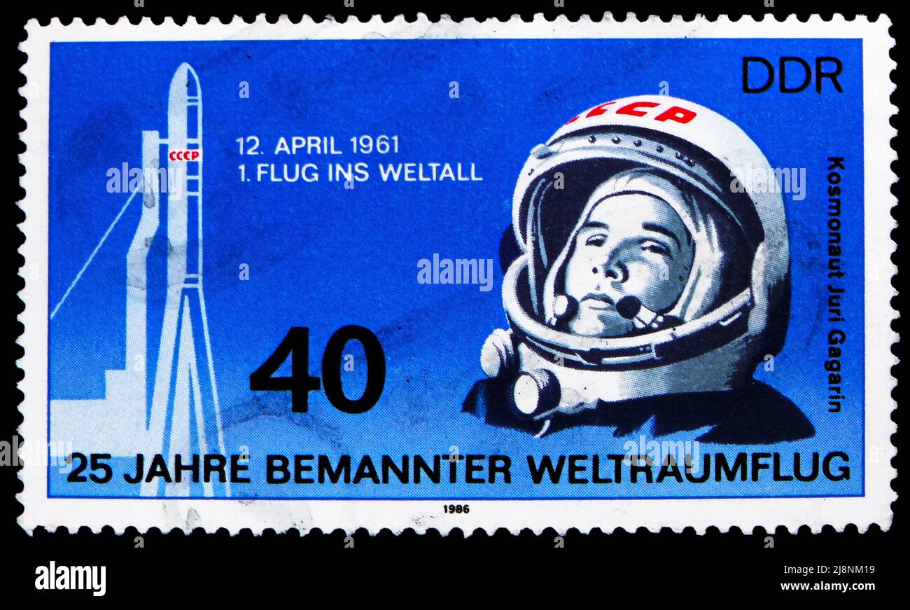MOSCA, RUSSIA - 14 MAGGIO 2022: Francobollo stampato in Germania mostra Gagarin, 25 anni di presidiato volo spaziale serie, circa 1986 Foto Stock