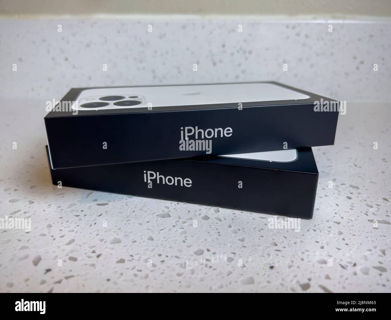 Seattle, WA USA - circa Maggio 2022: Vista di due scatole iPhone 13 Pro su un banco da cucina all'interno di una casa Foto Stock
