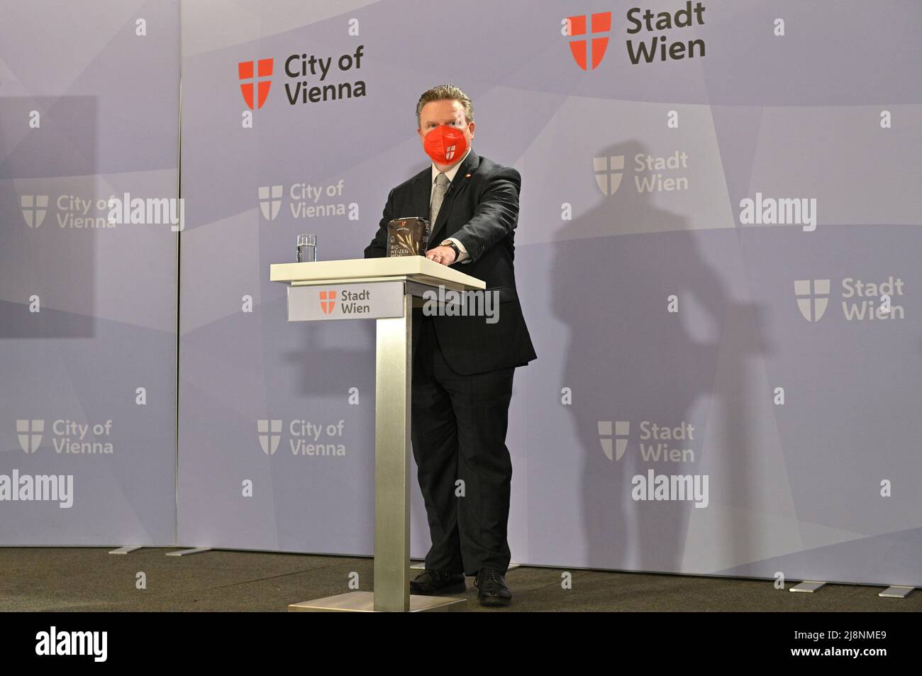 Vienna, Austria. 17th maggio 2022. Il sindaco di Vienna Michael Ludwig (SPÖ) presenta un nuovo marchio per i prodotti biologici provenienti dalla fattoria della città nel cortile porticato del municipio di Vienna Foto Stock