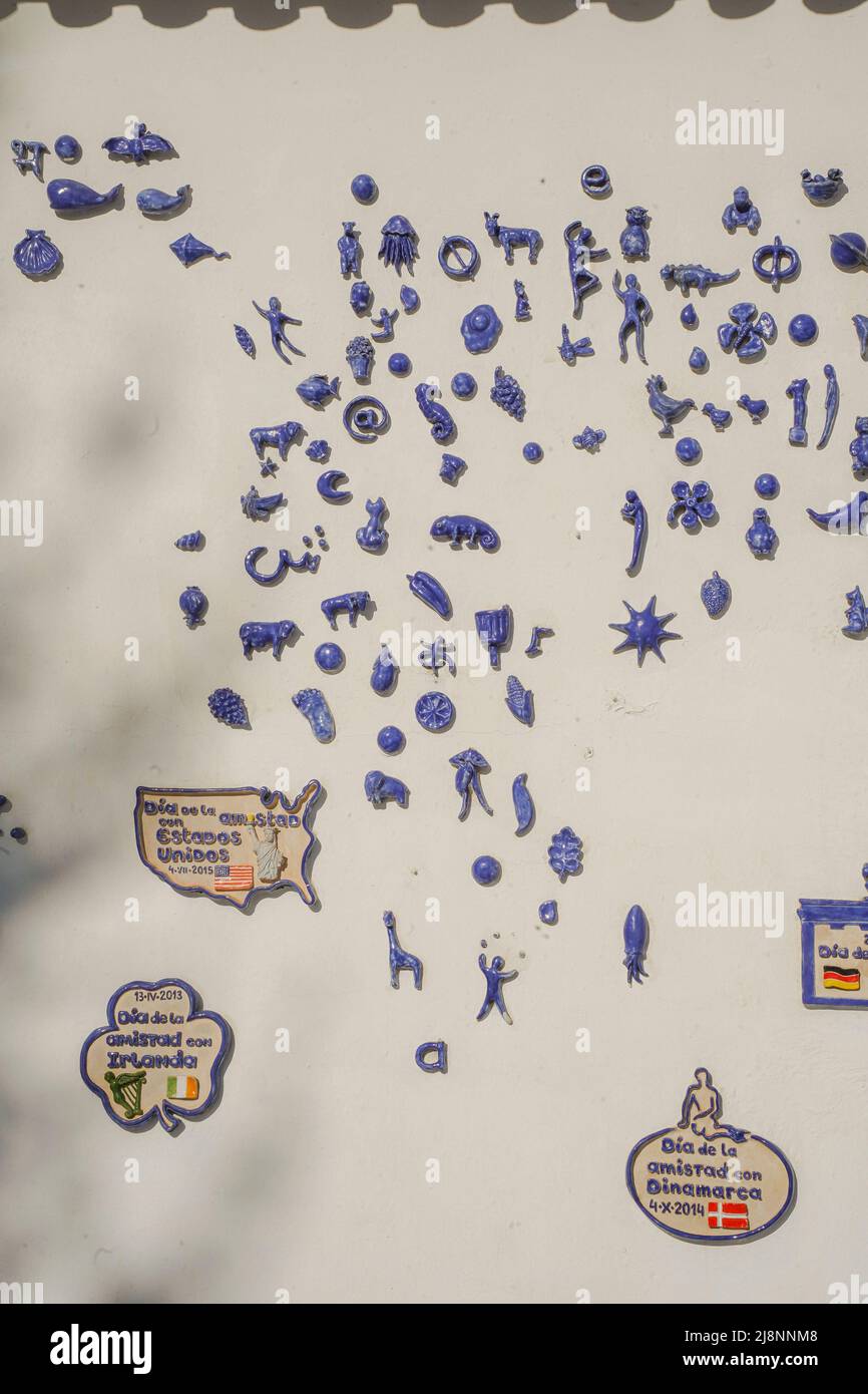 Murale in piastrelle di ceramica blu con vari simboli e figure che rappresentano diversi paesi e culture, Mijas Pueblo, Andalusia. Centro benessere Foto Stock