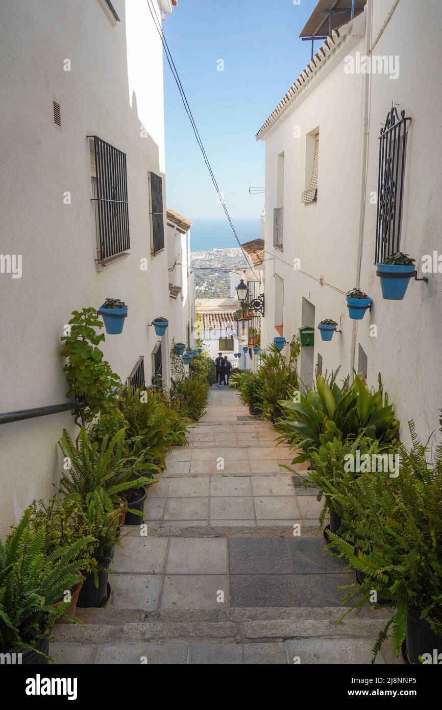Vista sulla strada, villaggio bianco di Mijas pueblo, Andalusia, provincia di Malaga, Spagna Foto Stock