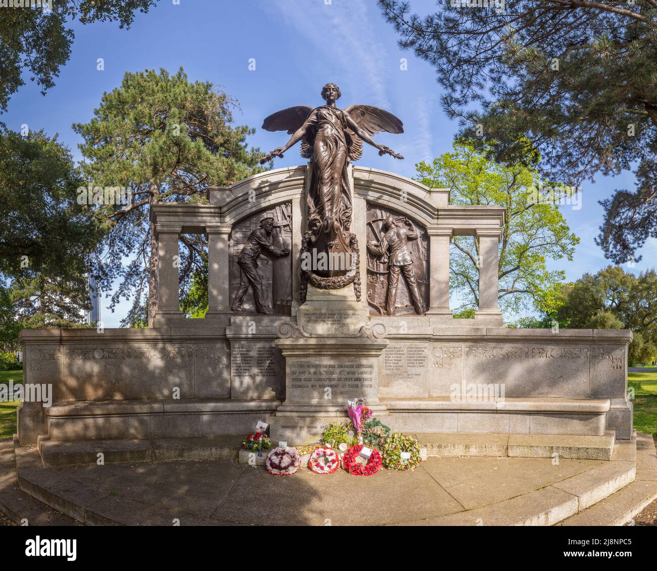Il Titanic Memorial in bronzo e granito a East Park (o Andrews Park), Southampton UK, per gli ingegneri persi quando RMS Titanic affondò il 15 aprile 1912 Foto Stock