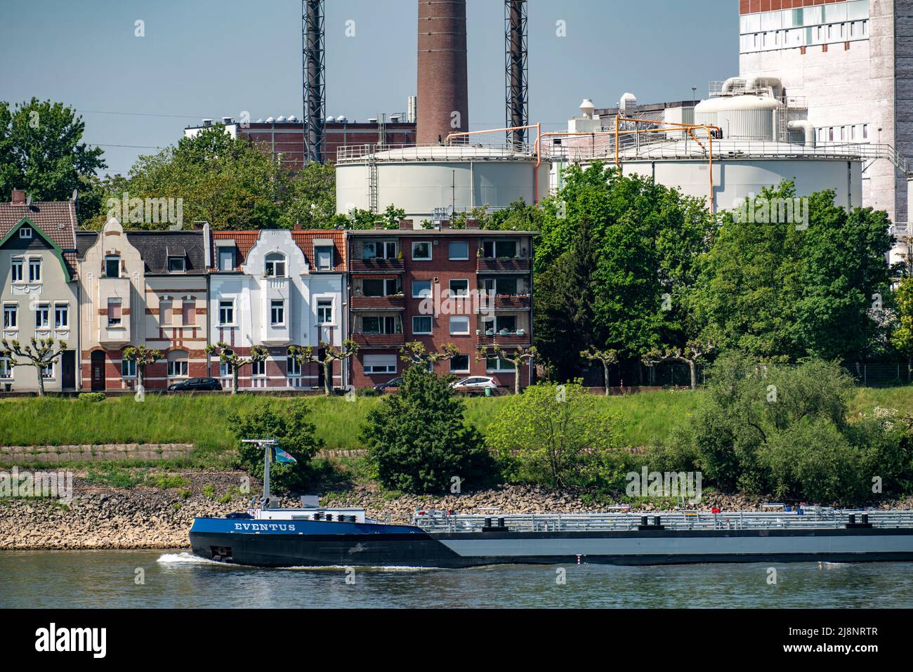 Edifici residenziali a Wilhelmallee, Rheinpromenade, a Duisburg-Hombergg, sul Reno, di fronte ai serbatoi e agli edifici della Venator Germania Foto Stock