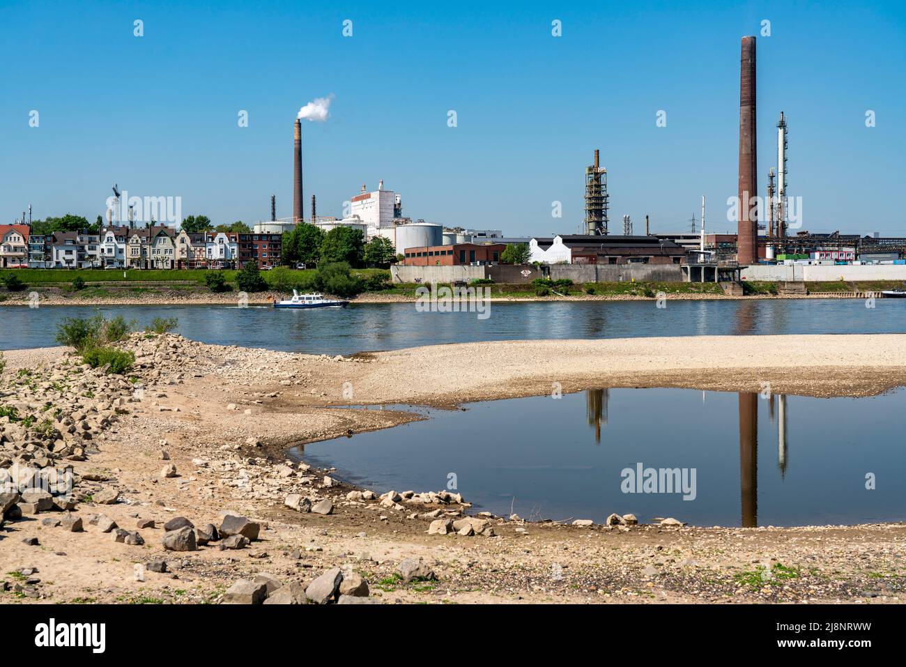 Acqua bassa sul Reno, pozze d'acqua ancora in piedi nelle grotte sulla riva orientale del Reno, edifici residenziali a Wilhelmallee, Reno Foto Stock