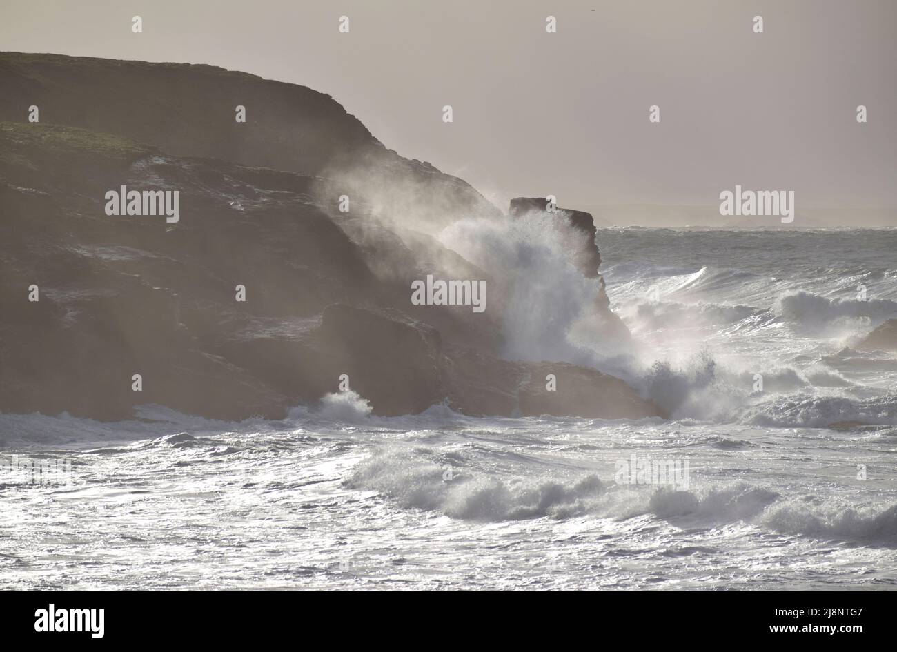 Onde che si infrangono contro le rocce a Treyarnon Bay, Cornovaglia, Regno Unito Foto Stock