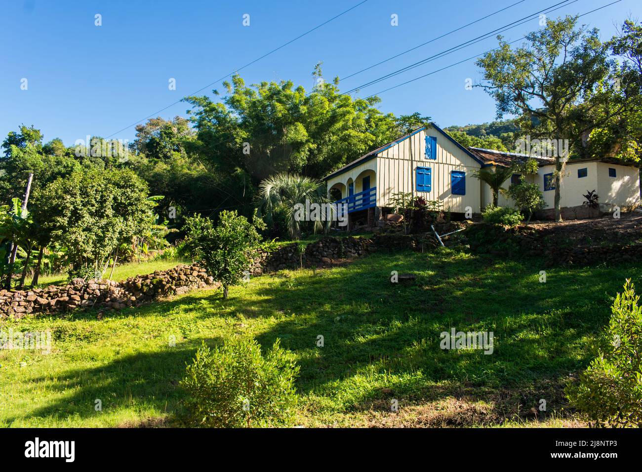 Casa in legno di vecchio stile nella campagna di Tres Coroas - Rio Grande do sul stato, Brasile Foto Stock