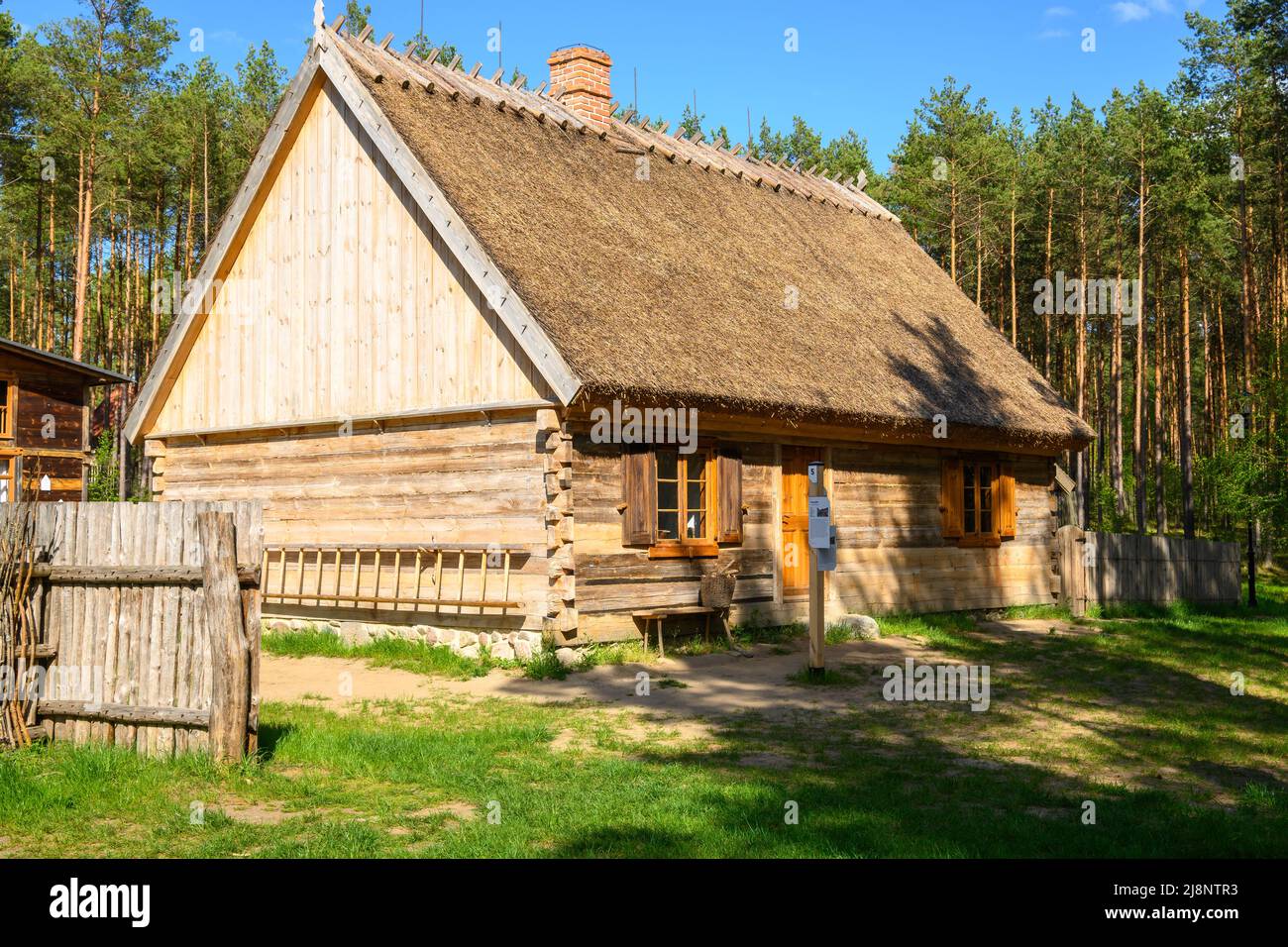 Wdzydze Kiszewskie, Polonia - 15 maggio 2022: Cottage in legno nel Parco Etnografico Kashubian a Wdzydze Kiszewskie Foto Stock