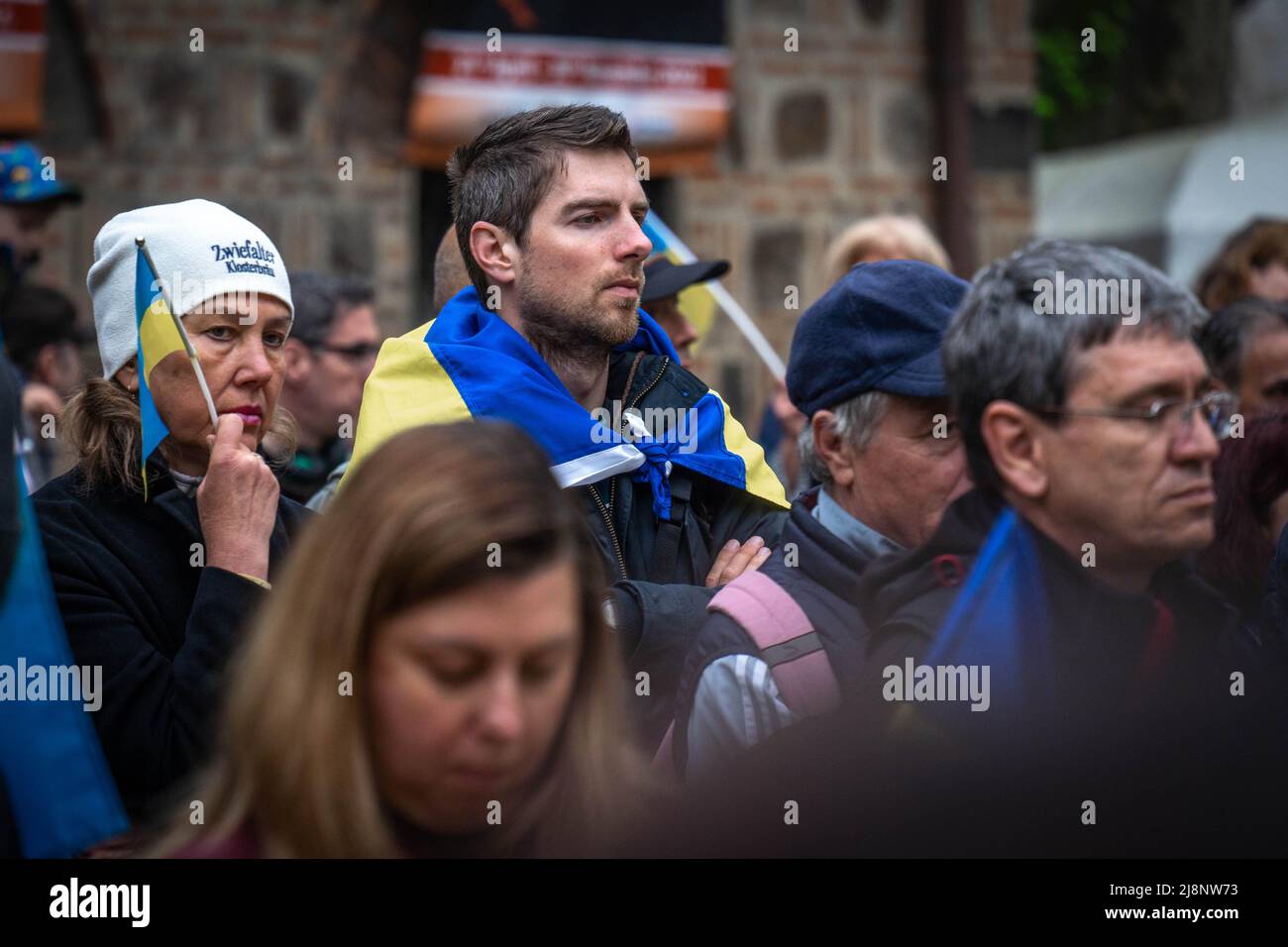 Sofia, Bulgaria - 28 aprile 2022: Una donna e un uomo si trovano in difficoltà al Support Ukraine march Foto Stock