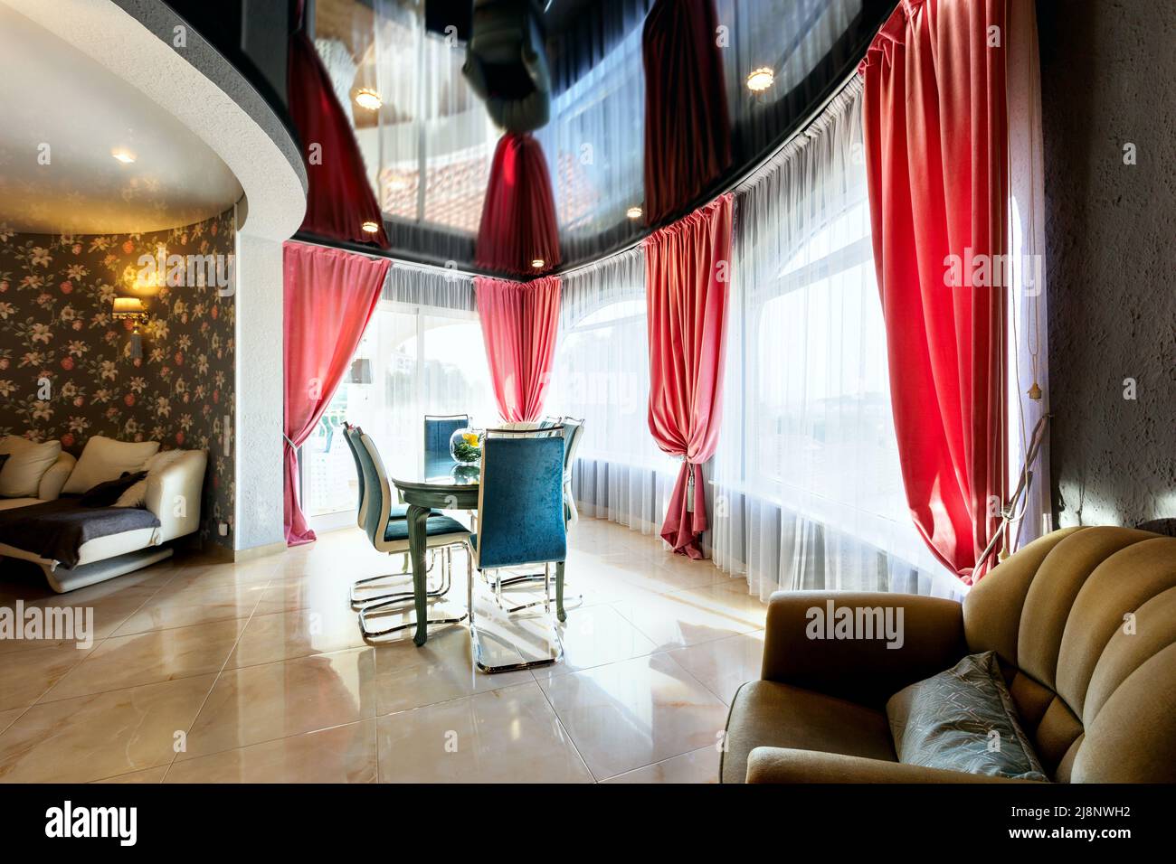 La sala da pranzo in stile classico, arredamento chiaro, marmo, lusso. Foto Stock