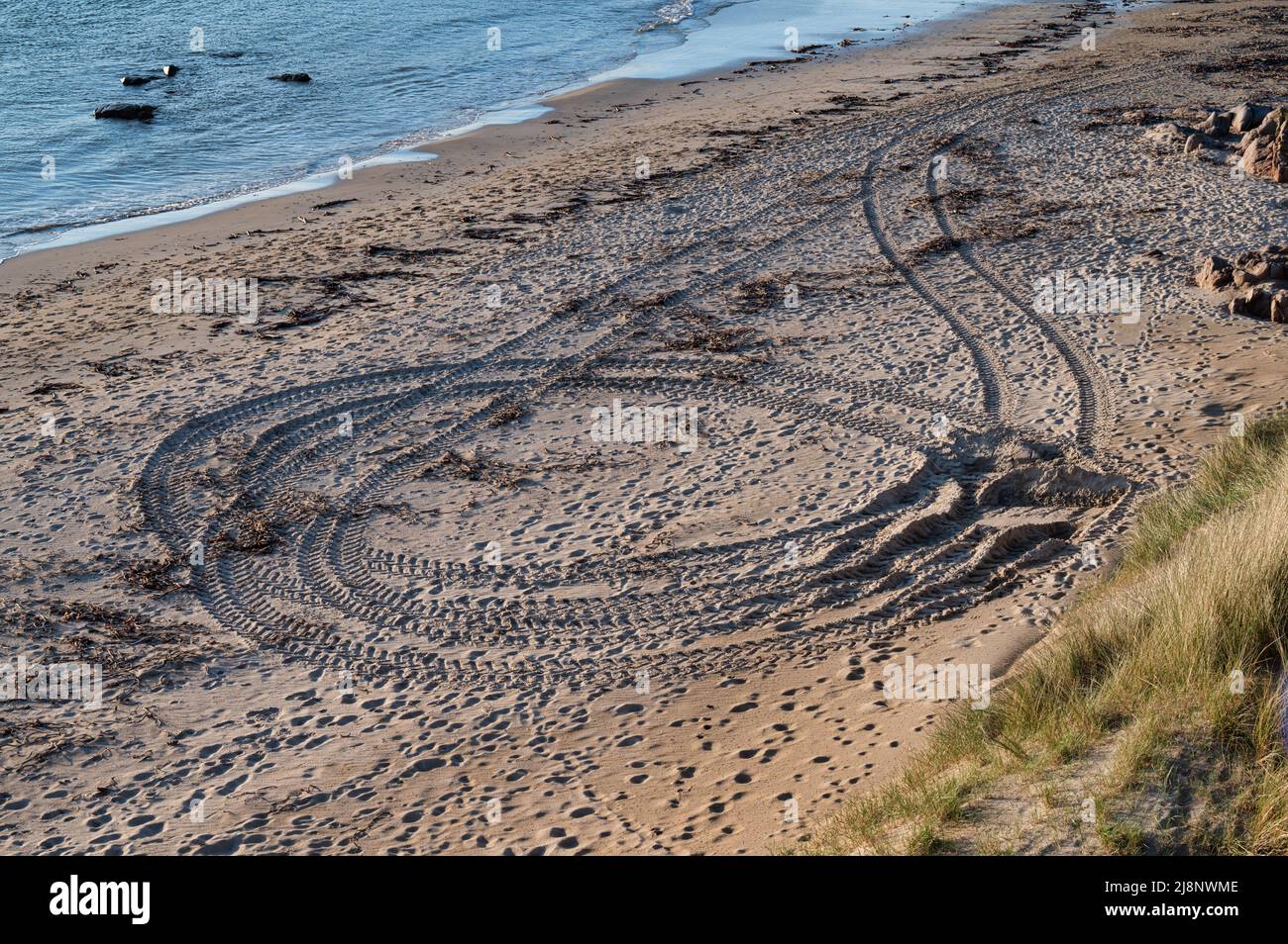Ruote motrici su una spiaggia sabbiosa in Irlanda Foto Stock