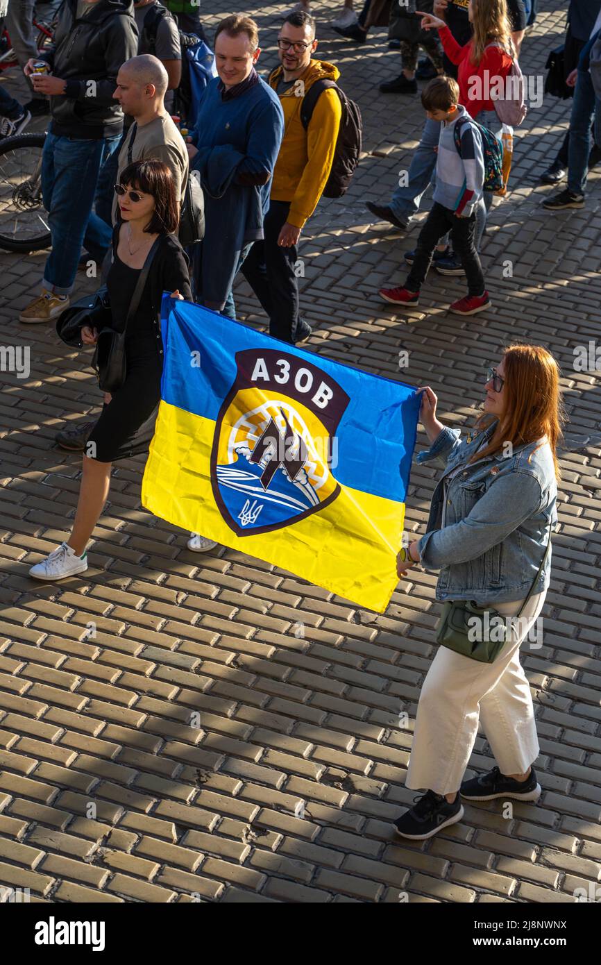 Due donne pro-ucraine stanno camminando con una bandiera del reggimento di Azov alla manifestazione di sostegno Ucraina Foto Stock