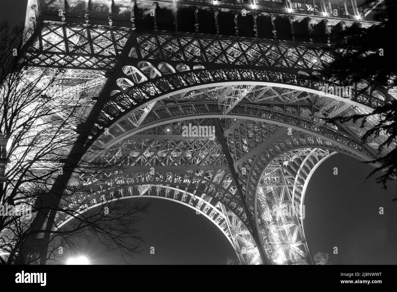 Un dettaglio della Torre Eiffel visto dal basso, in ferro battuto fatto per sembrare un merletto. Foto Stock