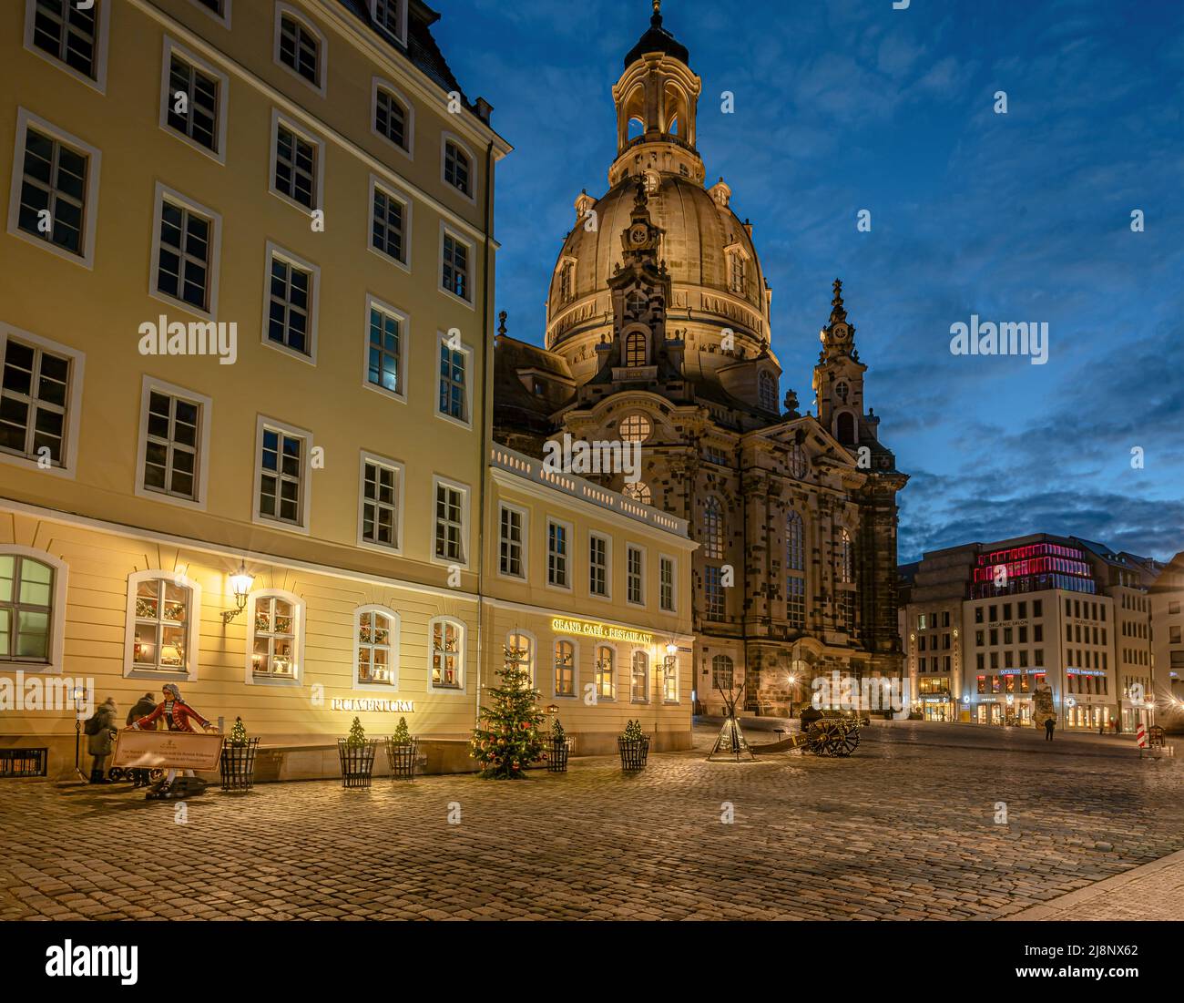 Coselpalais alla Frauenkirche Dresda di notte, Sassonia, Germania Foto Stock