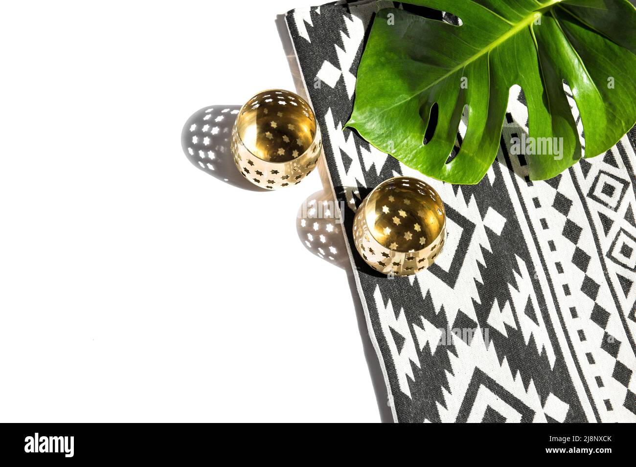 Decorazione orientale dorata e foglia verde monstera. Elegante sagoma piatta Foto Stock