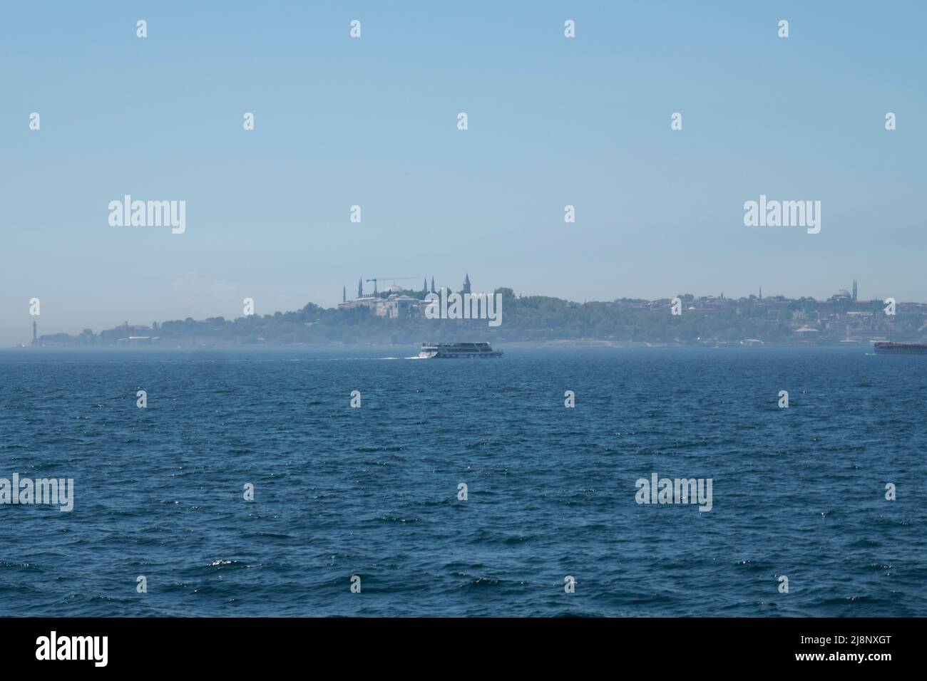 Vista su Istanbul. Una mattinata di nebbia a bosforo a Istanbul e un traghetto. Viaggio in Turchia foto di sfondo. Foto Stock