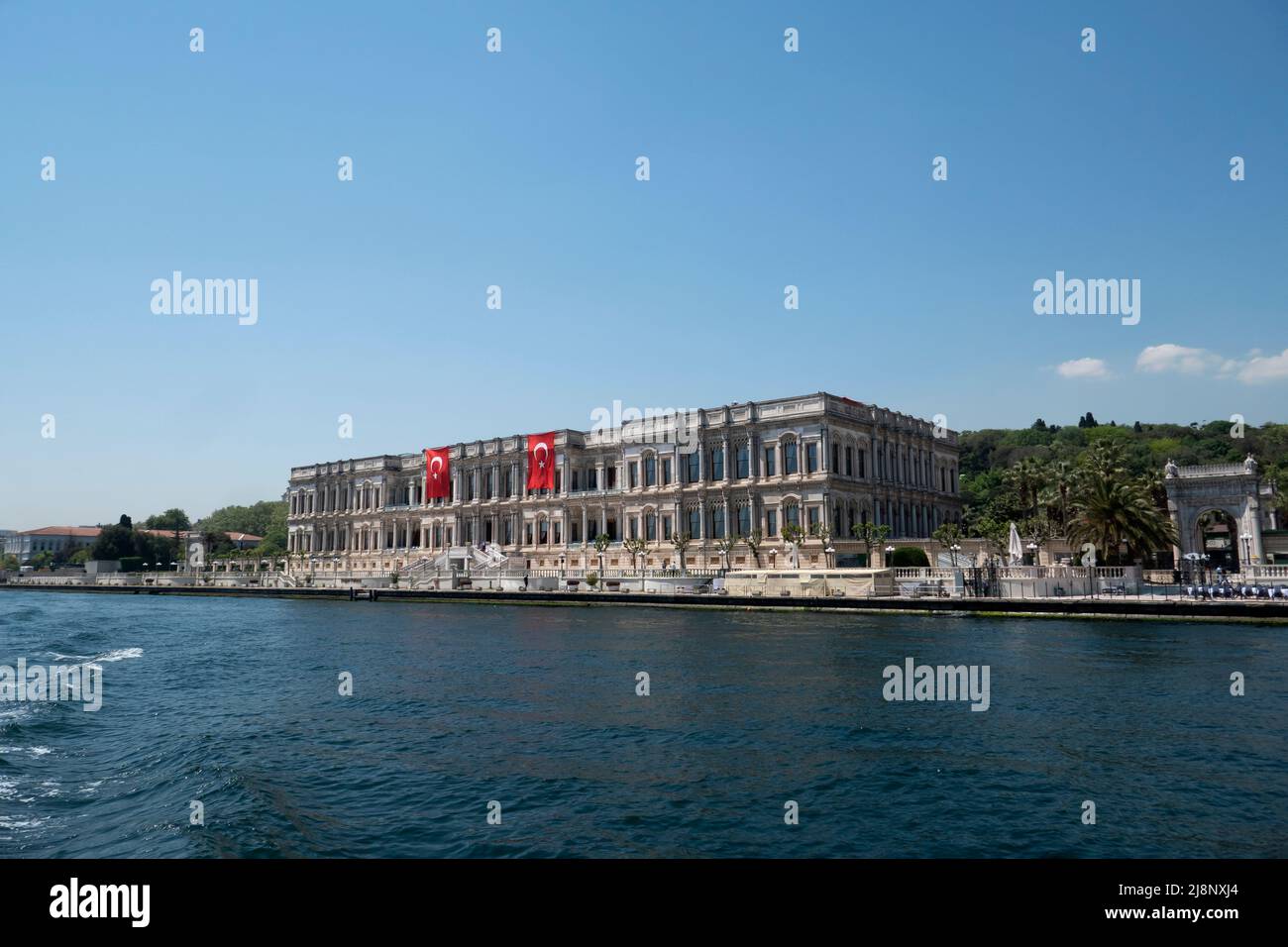 ISTANBUL, TURCHIA, 17 MAGGIO 2018: Vista esterna del Palazzo Ciragan, un ex palazzo ottomano, è ora un hotel a cinque stelle nella catena Kempinski Hotels, loca Foto Stock