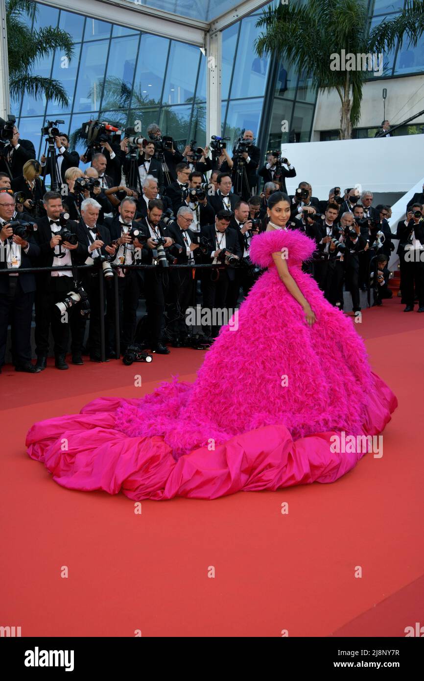 Cannes, Francia. 17th maggio 2022. 75th Festival del film di Cannes 2022, cerimonia di apertura del tappeto rosso e film Coupéz. Credito per gli ospiti illustrato: Agenzia fotografica indipendente/Alamy Live News Foto Stock