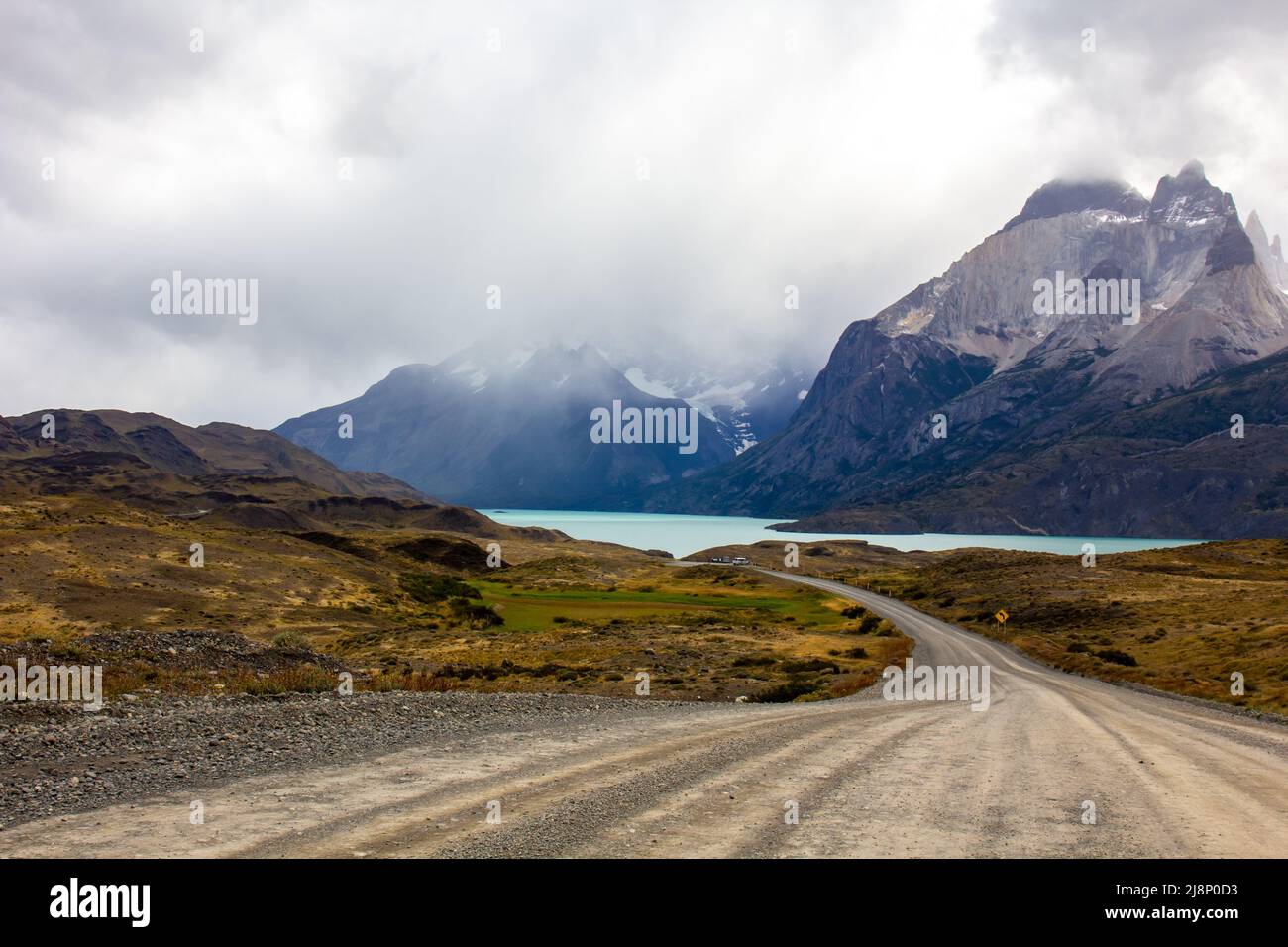 Strada nel parco nazionale cileno in Patagonia Torres del paine Foto Stock
