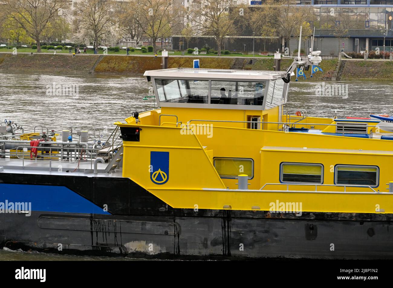 Mannheim, Germania - Aprile 2022: Vista ravvicinata del ponte della nave di una chiatta industriale di navi cisterna sul fiume Reno Foto Stock