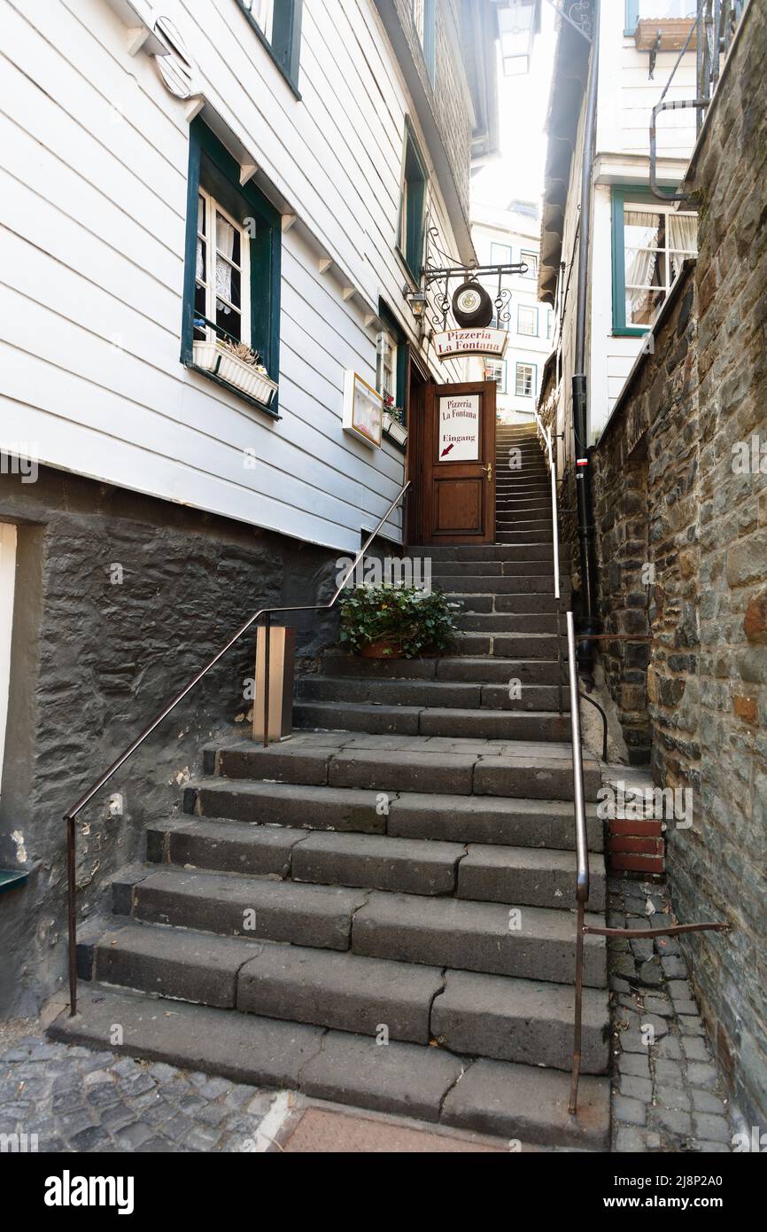 Vista su un vicolo con ristorante italiano la Fontana a Monschau, Germania Foto Stock