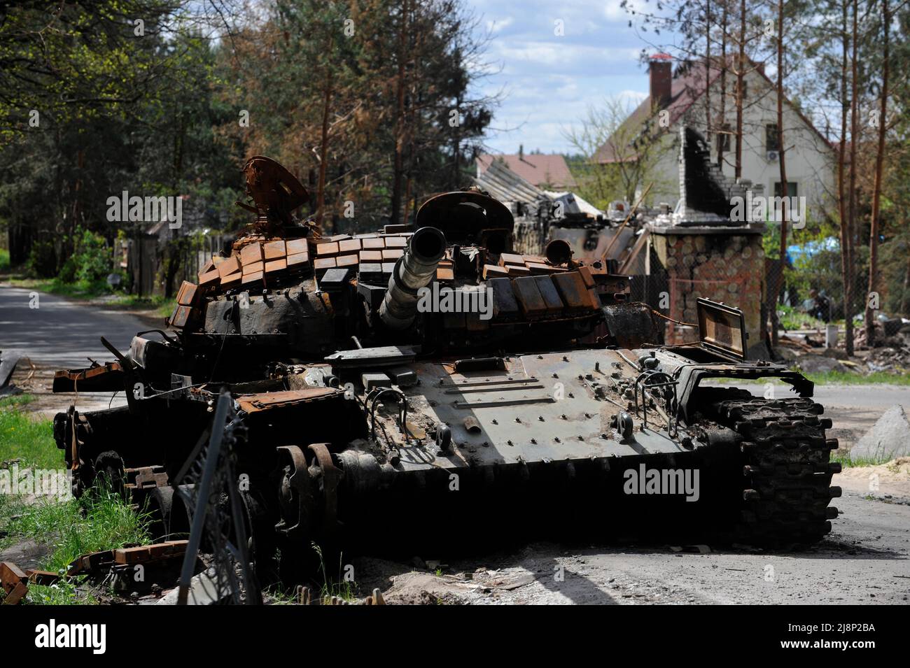 Mykolaivka, Ucraina. 17th maggio 2022. Un carro armato distrutto dell'esercito russo visto nel villaggio di Mykolaivka nella regione di Kyiv. La Russia ha invaso l'Ucraina il 24 febbraio 2022, scatenando il più grande attacco militare in Europa dalla seconda guerra mondiale (Credit Image: © Sergei Chuzavkov/SOPA Images via ZUMA Press Wire) Foto Stock