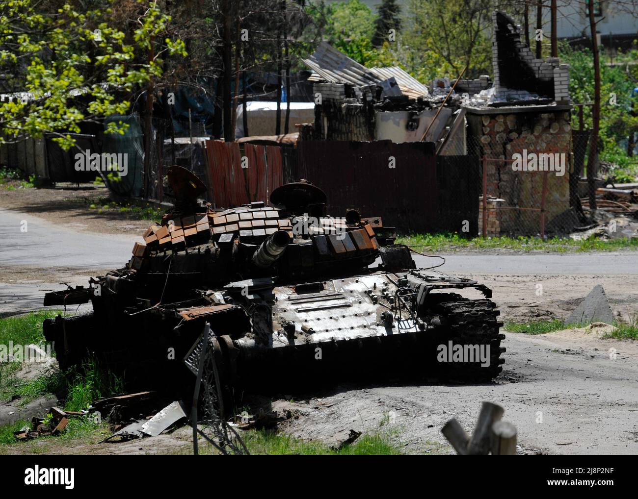 Mykolaivka, Ucraina. 17th maggio 2022. Un carro armato distrutto dell'esercito russo visto nel villaggio di Mykolaivka nella regione di Kyiv. La Russia ha invaso l'Ucraina il 24 febbraio 2022, scatenando il più grande attacco militare in Europa dalla seconda guerra mondiale (Credit Image: © Sergei Chuzavkov/SOPA Images via ZUMA Press Wire) Foto Stock