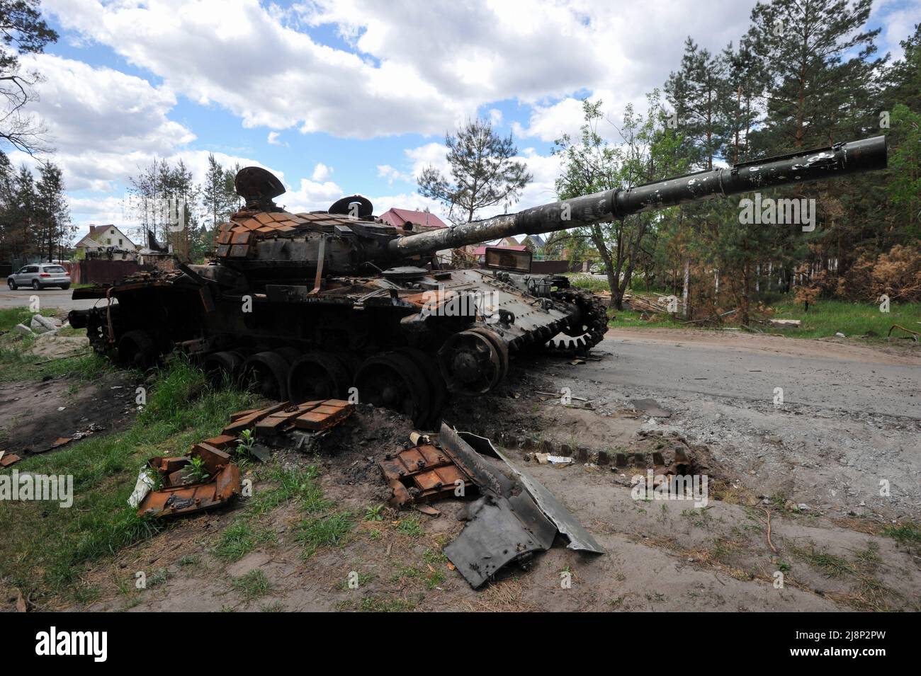 Mykolaivka, Ucraina. 17th maggio 2022. Un carro armato distrutto dell'esercito russo visto nel villaggio di Mykolaivka nella regione di Kyiv. La Russia ha invaso l'Ucraina il 24 febbraio 2022, scatenando il più grande attacco militare in Europa dalla seconda guerra mondiale (Credit Image: © Sergei Chuzavkov/SOPA Images via ZUMA Press Wire) Foto Stock