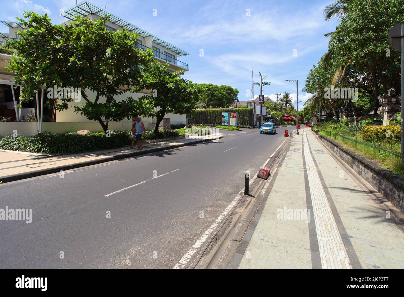 Vista di Jalan Pantai Kuta o di Kuta Beach Road vicino al centro commerciale Beachwalk a Kuta Bali nel 2022 durante la pandemia con poche persone. Foto Stock