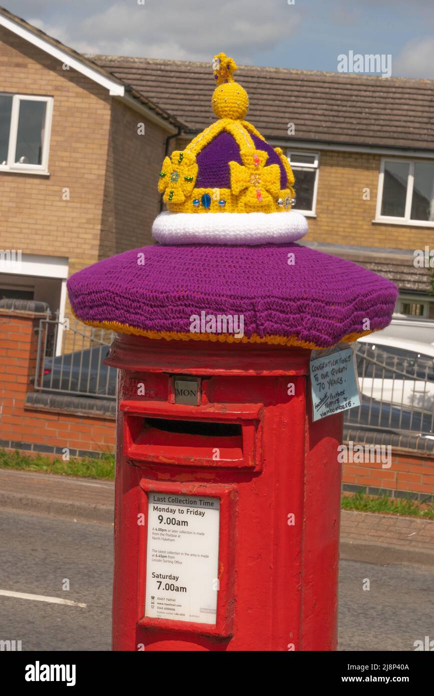 Rosso, casella postale, casella postale, uncinetto, posta reale, Cappelli in lana, maglieria a mano, scatole a colonna, Lincoln City, Queens Jubilee, Corona Queens, crochet, maglieria. Foto Stock