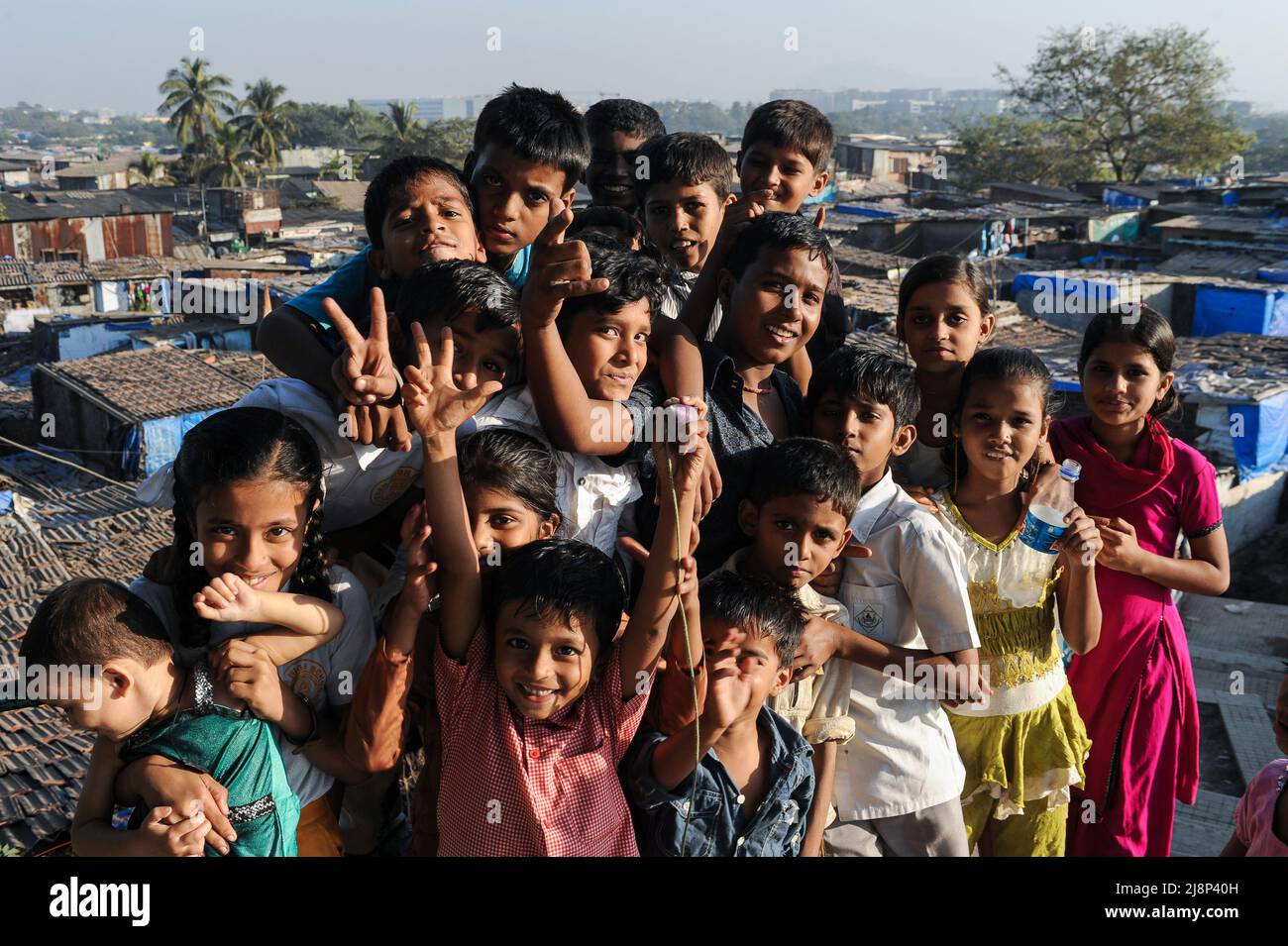 10.12.2011, Mumbai, Maharashtra, India, Asia - Bambini in una cittadina di Shivaji Nagar vicino all'Aeroporto Internazionale Chhatrapati Shivaji Maharaj. Foto Stock