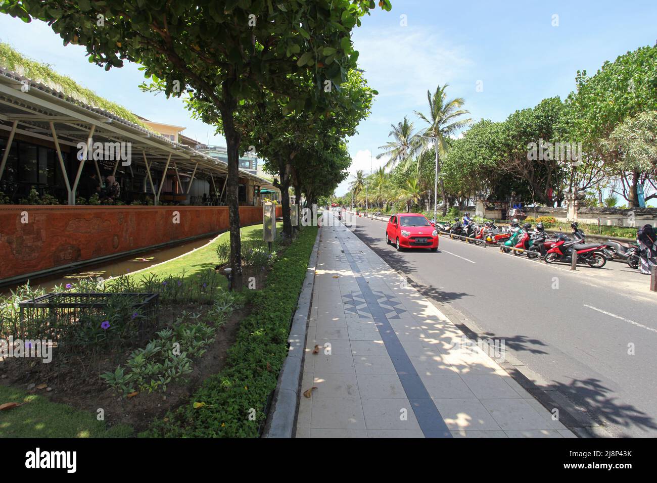 Vista di Jalan Pantai Kuta o di Kuta Beach Road vicino al centro commerciale Beachwalk a Kuta Bali nel 2022 durante la pandemia con poche persone. Foto Stock