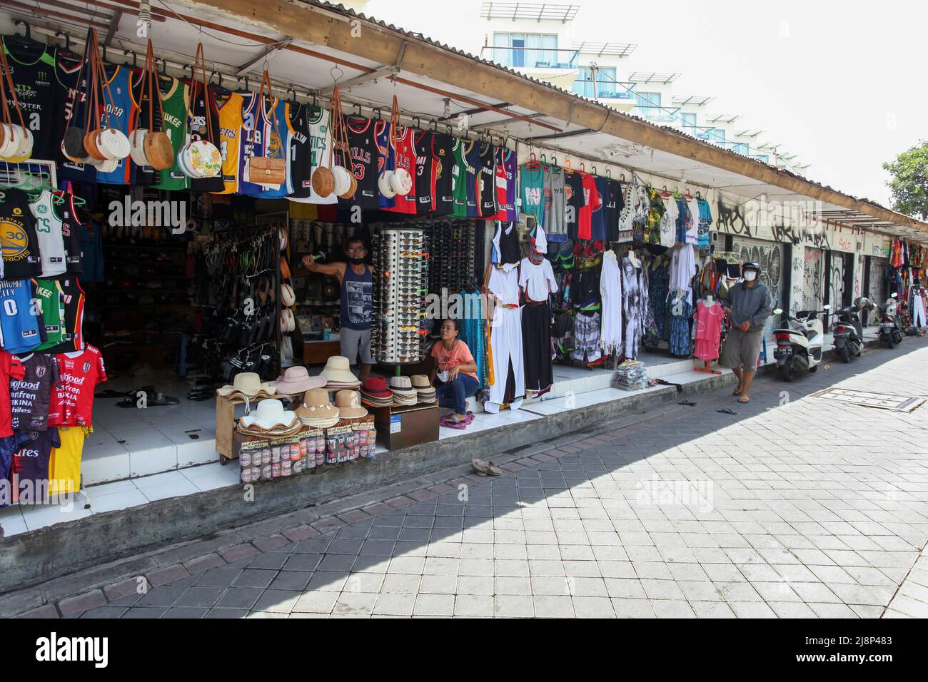 Negozi che vendono abbigliamento, artigianato e souvenir su Poppies Lane 2 a Kuta, Bali, Indonesia. Preso nel marzo 2022 durante la pandemia senza turisti. Foto Stock