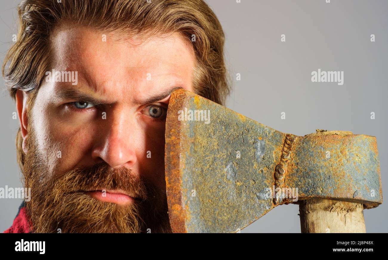 Uomo bearded con ascia. Grumberjack canadese con hatchet. Strumento registratore. Maschio con AX. Primo piano verticale. Foto Stock