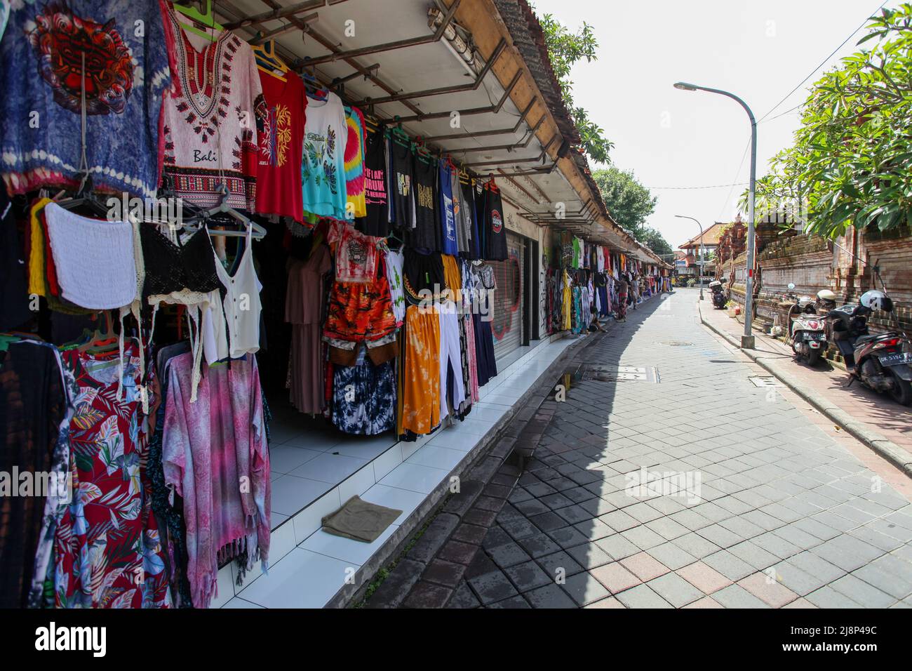 Negozi che vendono abbigliamento, artigianato e souvenir su Poppies Lane 2 a Kuta, Bali, Indonesia. Preso nel marzo 2022 durante la pandemia senza turisti. Foto Stock