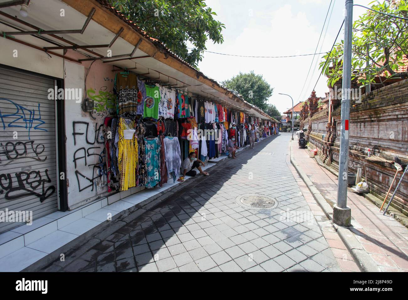Negozi che vendono abbigliamento, artigianato e souvenir su Poppies Lane 2 a Kuta, Bali, Indonesia. Preso nel marzo 2022 durante la pandemia senza turisti. Foto Stock