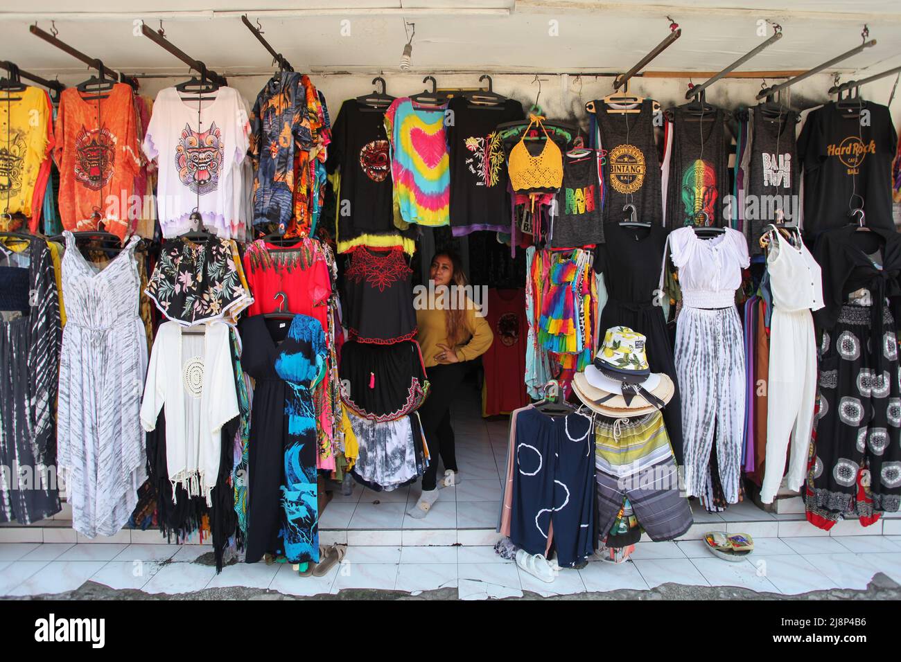 Negozi che vendono abbigliamento, artigianato e souvenir su Poppies Lane 2 a Kuta, Bali, Indonesia. Preso nel marzo 2022 durante la pandemia senza turisti. Foto Stock