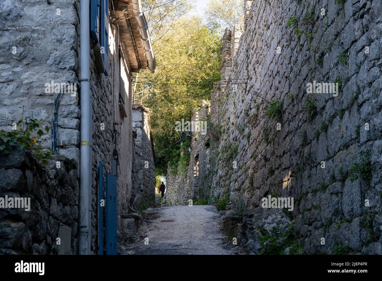 Percorso di pietra tra muri di pietra a secco intorno a Sauve, Gard, nel sud della francia, in un pomeriggio di primavera soleggiato Foto Stock
