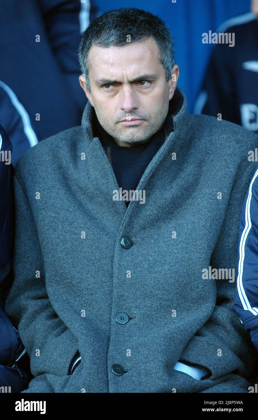 PORTSMOUTH V CHELSEA CHELSEA MANAGER JOSE MOURINHO PIC MIKE WALKER, 2004 Foto Stock