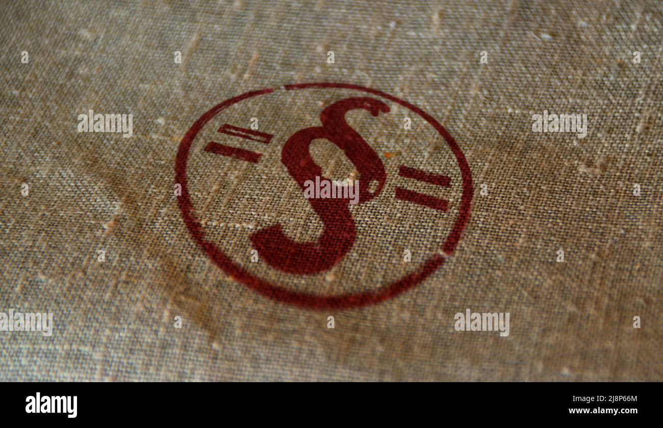 Timbro del paragrafo stampato sul sacco di lino. Legge, giustizia e legislazione regola simbolo concetto. Foto Stock