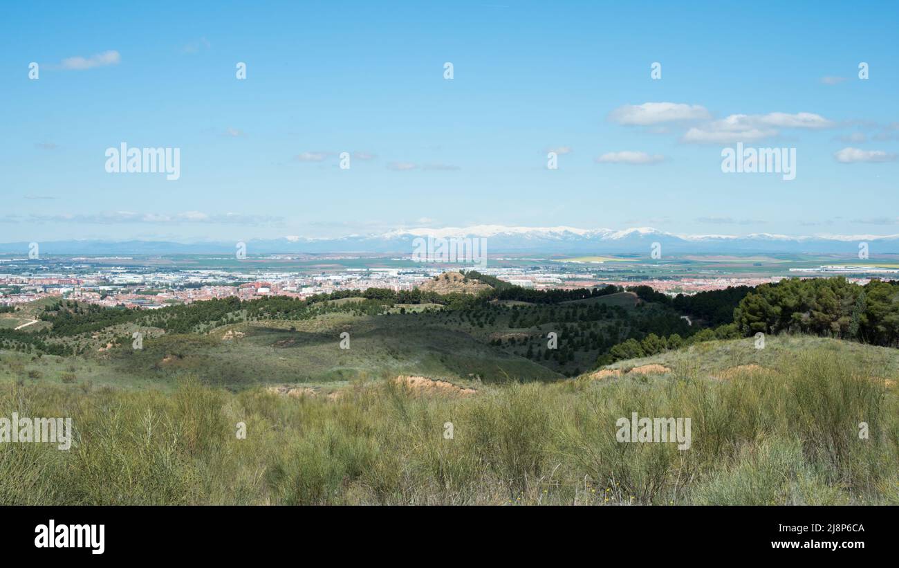 Splendida vista di Alcala de Henares dal Parco Los Cerros. Montagne con neve in lontananza. Madrid. Spagna Foto Stock