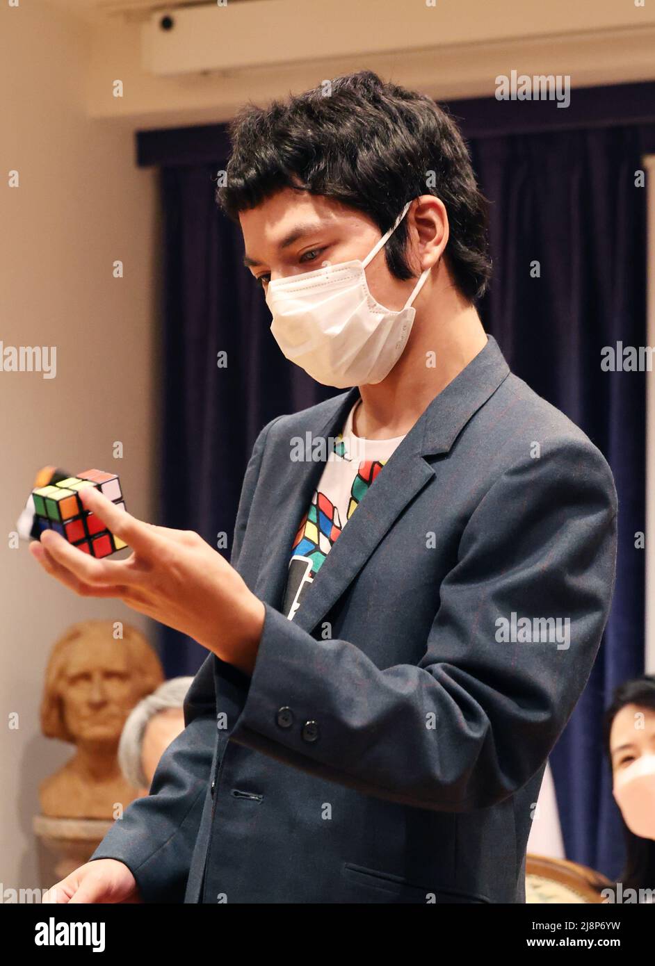 Tokyo, Giappone. 17th maggio 2022. L'ex campione del mondo del Campionato Mondiale di Cubo di Rubik, Arifumi Fushimi, dimostra una festa per celebrare la pubblicazione della versione giapponese dell'autobiografia di Erno Rubik all'ambasciata ungherese in Giappone a Tokyo martedì 17 maggio 2022. L'architetto ungherese Erno Rubik ha sviluppato un puzzle meccanico cubico "Rubik's Cube" nel 1974. Credit: Yoshio Tsunoda/AFLO/Alamy Live News Foto Stock