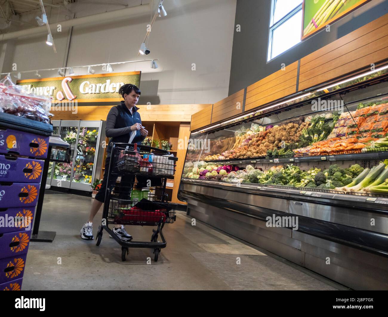 Mill Creek, WA USA - circa Maggio 2022: Vista ad angolo di una persona che acquista verdure all'interno del reparto produzione di un negozio di alimentari Town and Country Foto Stock