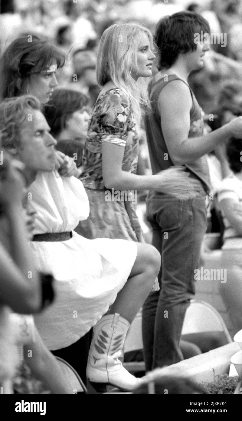 Una giovane Daryl Hannah guarda come il suo allora ragazzo Jackson Browne suona al concerto antinucleare all'Hollywood Bowl, circa 1981, Los Angeles, CA. Foto Stock