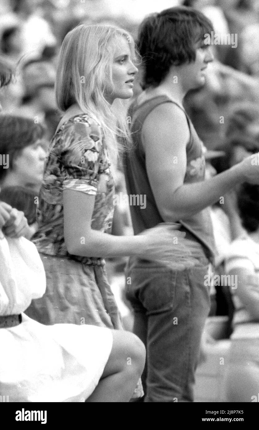 Una giovane Daryl Hannah guarda come il suo allora ragazzo Jackson Browne suona al concerto antinucleare all'Hollywood Bowl, circa 1981, Los Angeles, CA. Foto Stock
