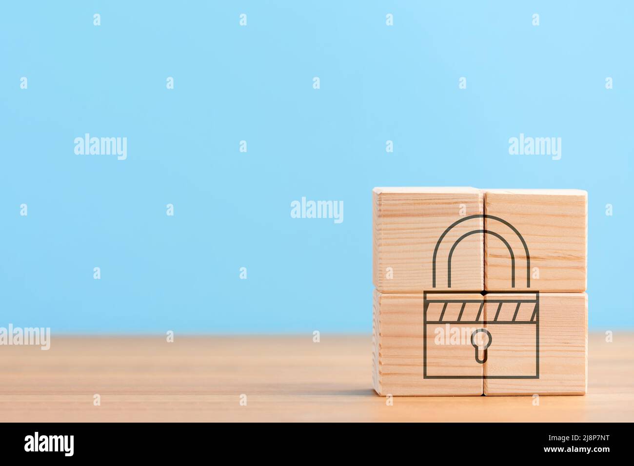 Cubi di legno su sfondo blu con l'icona di sicurezza di sicurezza di protezione seo, concetto Foto Stock
