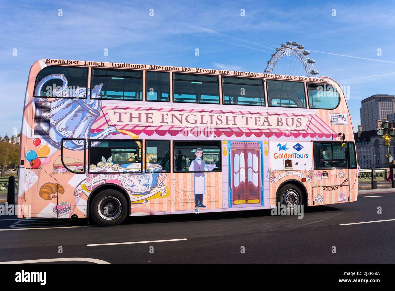 Il Tea Bus inglese, London tour bus su Westminster Bridge Road, Londra, Regno Unito con London Eye. Tour in autobus turistico Golden Tours con tè pomeridiano Foto Stock