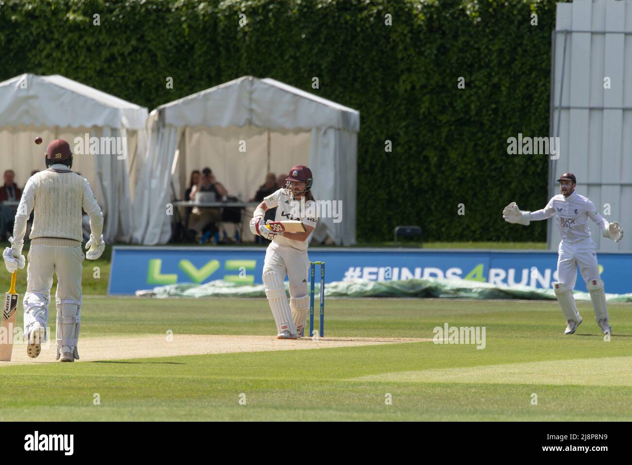 Il capitano del cricket Surrey Rory Burns batte contro il Kent Foto Stock