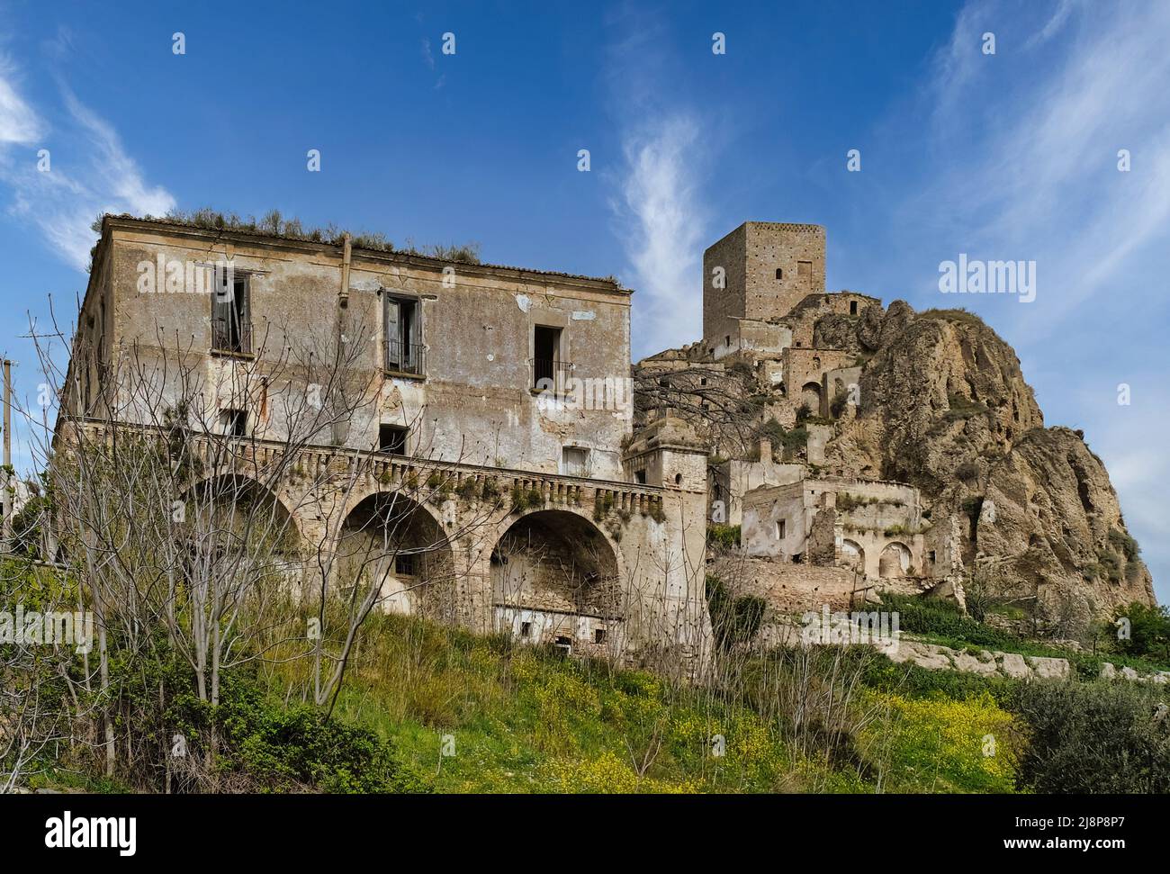 Craco (Italia) - le rovine della città fantasma tra i calanchi collinari della Basilicata, in provincia di Matera, distrutta da una frana e abbandonata Foto Stock