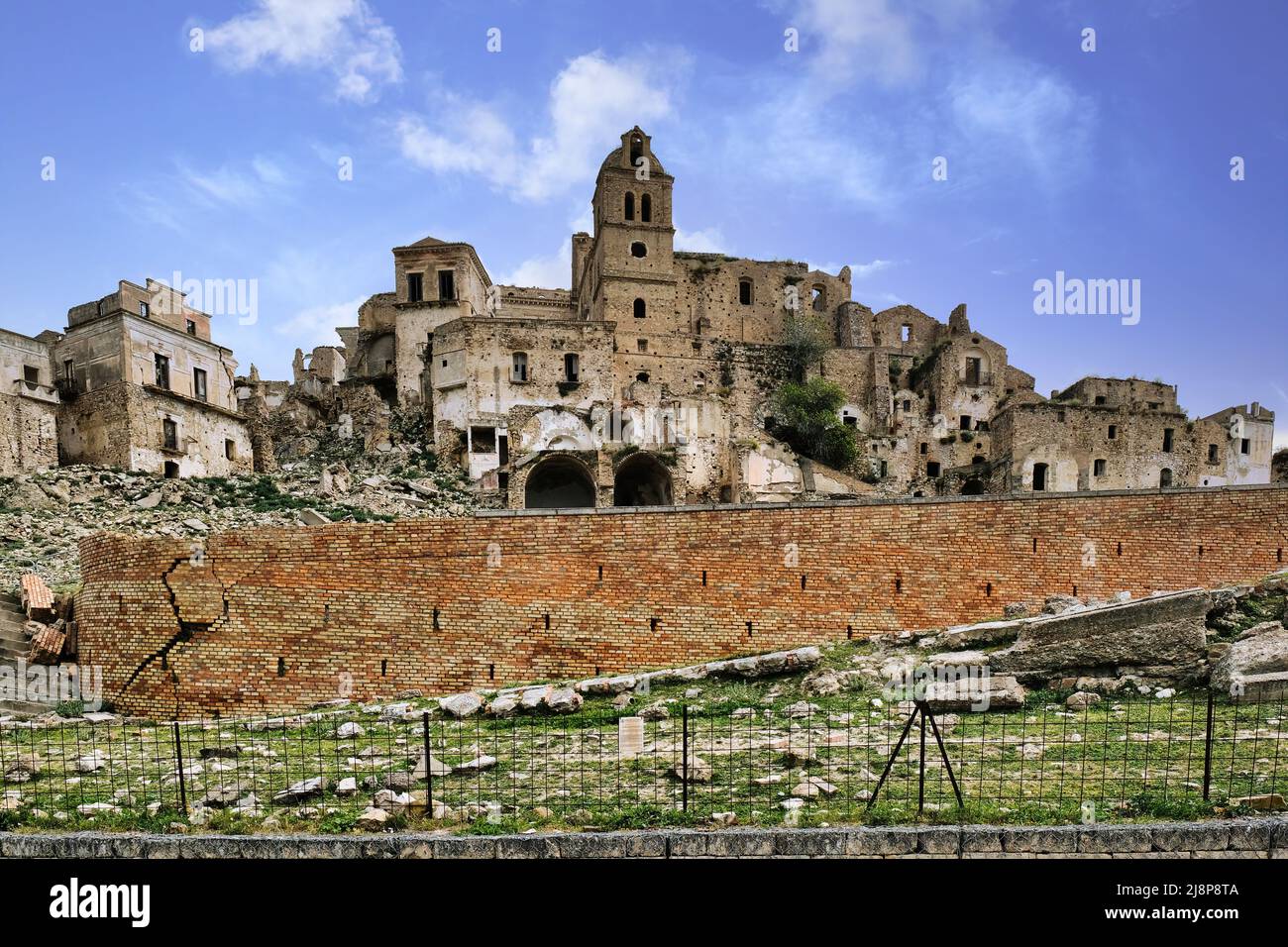Craco (Italia) - le rovine della città fantasma tra i calanchi collinari della Basilicata, in provincia di Matera, distrutta da una frana e abbandonata Foto Stock